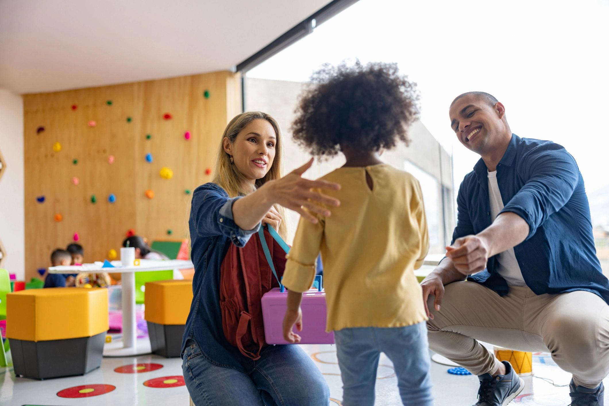 parents enrolling child daycare